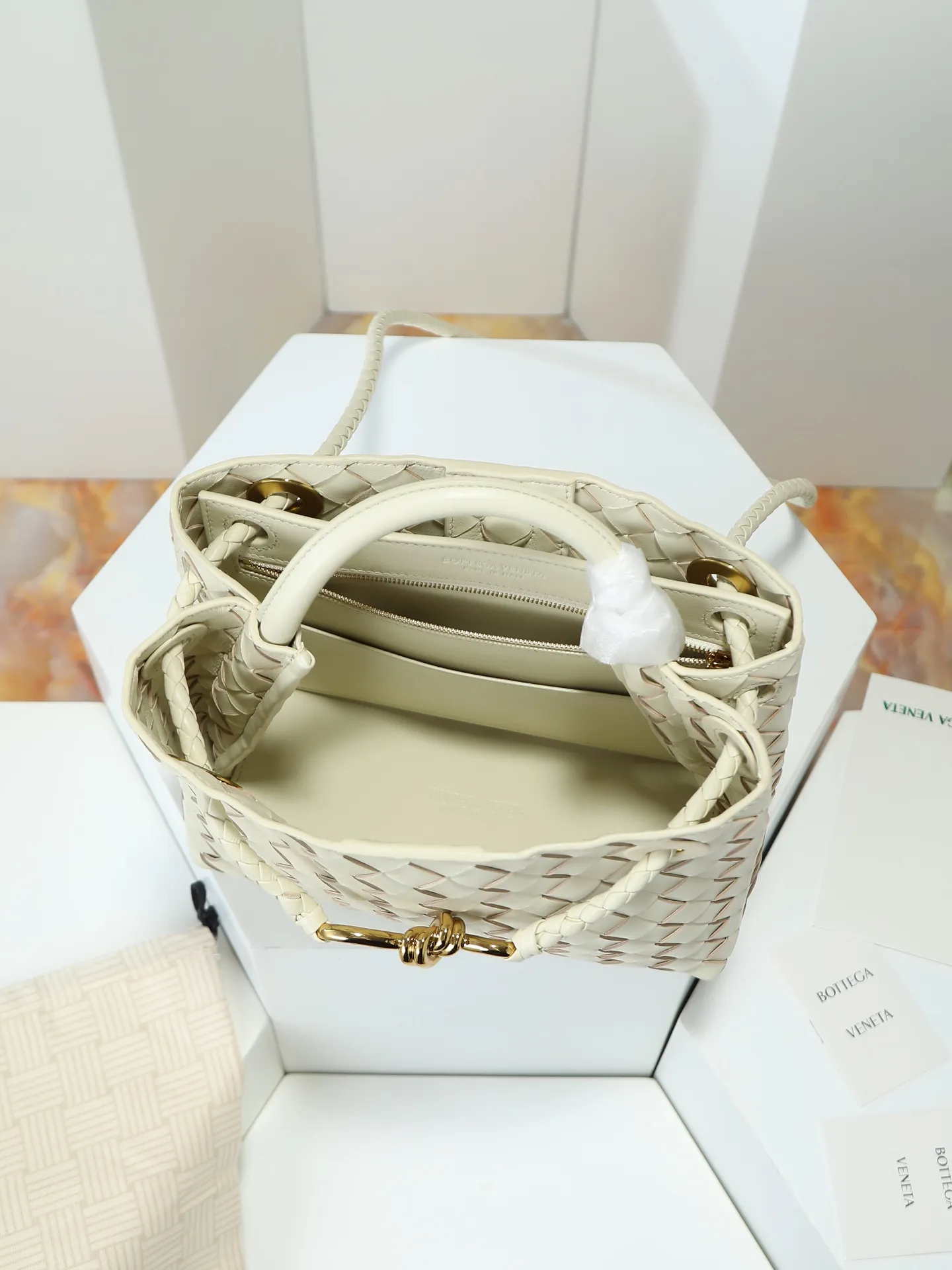 1300. Andiamo is shipping‼ ️Really popular🔥The new Andiamo woven handbag launched by Bottega Veneta this season is really popular all over the world! ! Celebrities at home and abroad have worn it, and Oscar-winning actress Michelle Yeoh has taken it out on the street. Song Jia, Trai Yala, Yu Feihong, Sanji Ayaka, Rosie Hunting-Whiteley, Yoshioka Riho, etc. have all worn this bag. It is classic and versatile and shows off your temperament, and the bag capacity is also large, which is very convenient for daily commuting! ! A variety of carrying methods, the shoulder straps can be adjusted by yourself, the original lambskin feels soft and delicate, and the unisex style breaks the gender boundaries and brings a more practical and long-lasting use experience. Andiamo, which has both elegant and casual styles, perfectly interprets the true appearance of "fashionable old money style". Style number: 766014 Size: 25*22*10.5cm